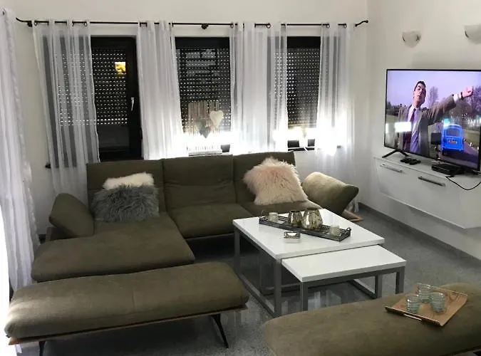 Luxerioese Mit Bergblick 度假居 Donji Ljenobud